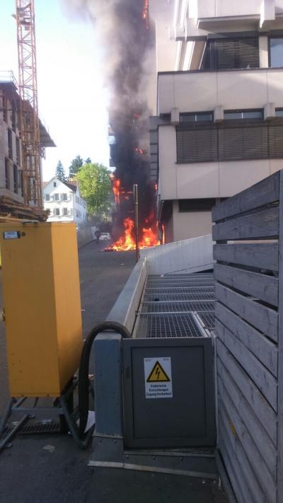 Waiblingen: FLAMMENBILD! Containerbrand greift auf Gebaeude ueber - Klinik und Geschaeftshaus betroffen - ueber 7 Verletzte aktuell
